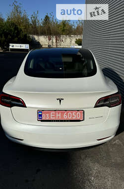 Седан Tesla Model 3 2022 в 