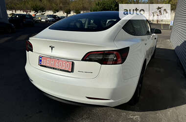 Седан Tesla Model 3 2022 в 