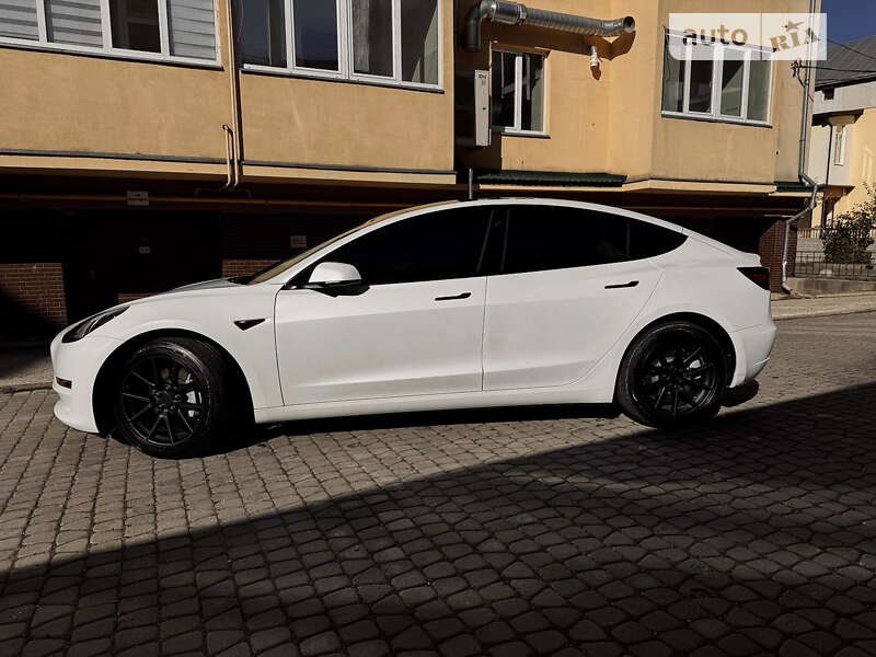 Седан Tesla Model 3 2022 в Івано-Франківську