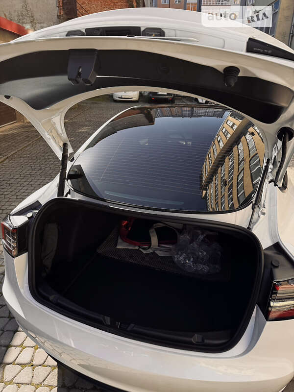 Седан Tesla Model 3 2022 в Ивано-Франковске