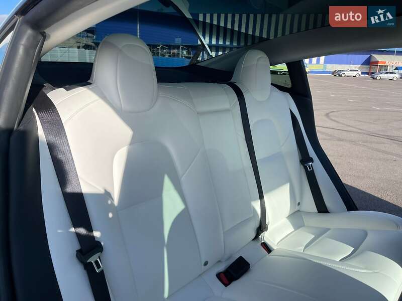Седан Tesla Model 3 2021 в Рівному