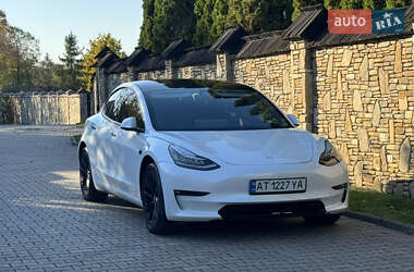 Седан Tesla Model 3 2022 в 