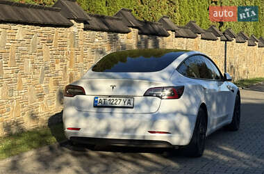 Седан Tesla Model 3 2022 в 