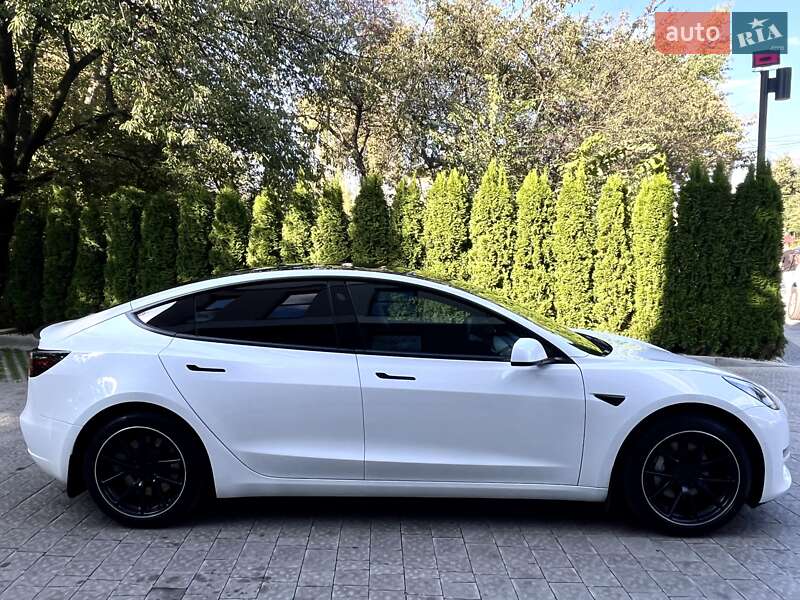 Седан Tesla Model 3 2020 в Львові