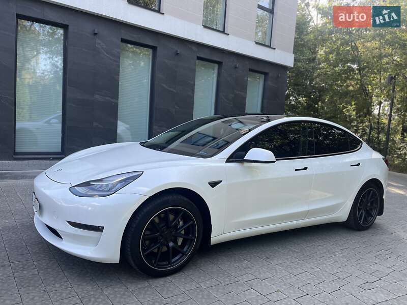 Седан Tesla Model 3 2020 в Львові