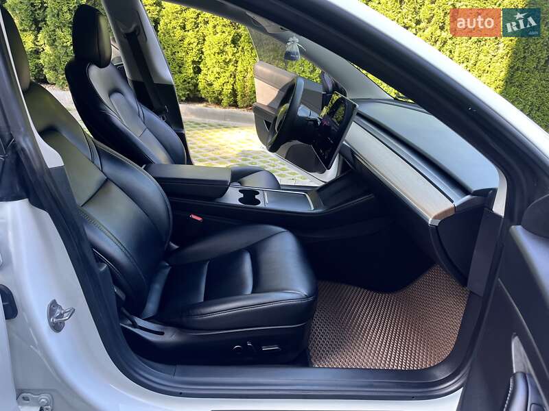 Седан Tesla Model 3 2020 в Львові