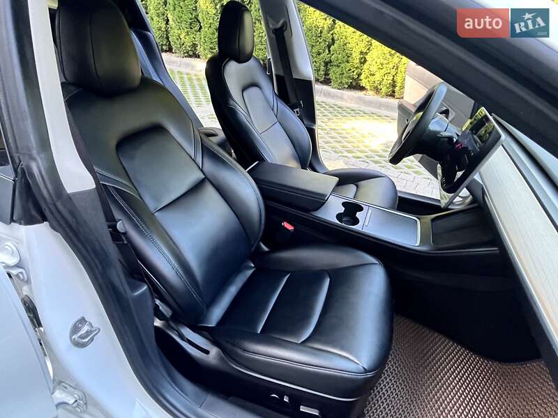 Седан Tesla Model 3 2020 в Львові