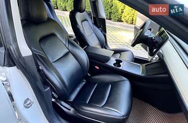 Седан Tesla Model 3 2020 в 