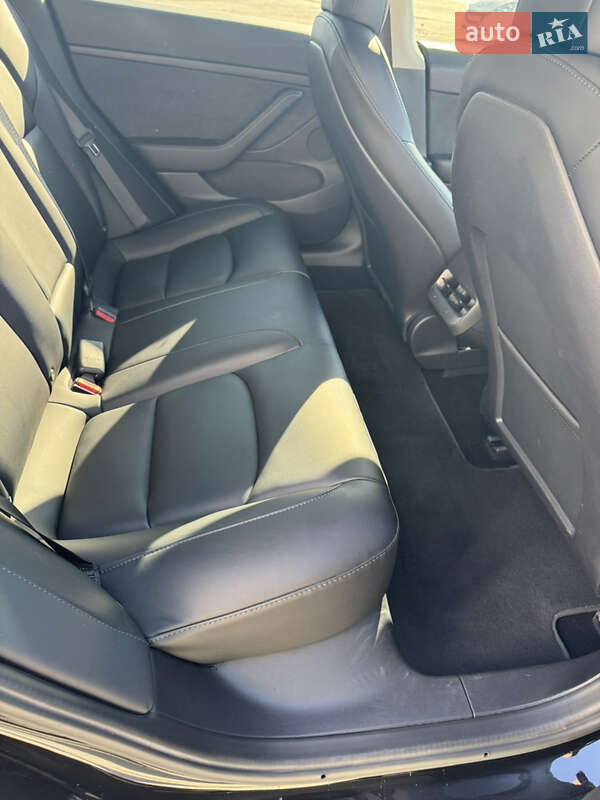 Седан Tesla Model 3 2021 в Чернівцях