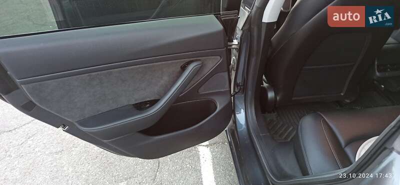 Седан Tesla Model 3 2019 в Киеве