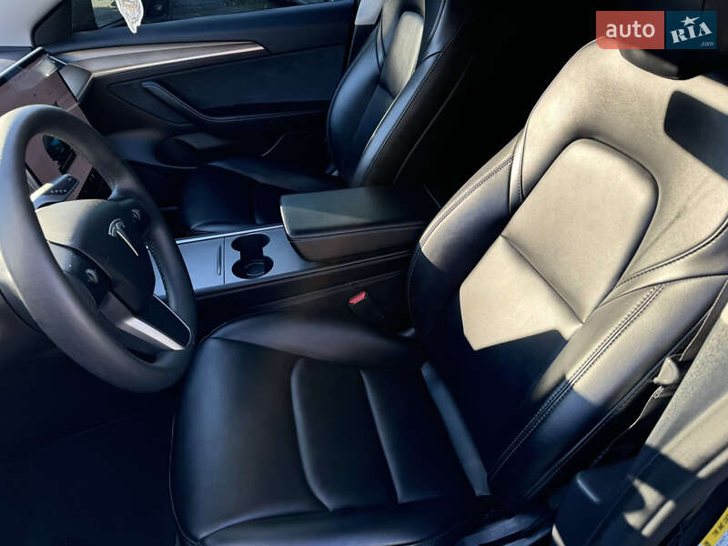 Седан Tesla Model 3 2022 в Ровно