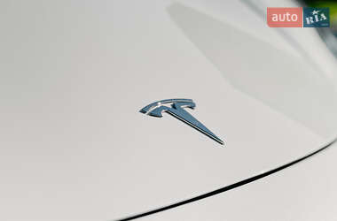 Седан Tesla Model 3 2020 в Ровно