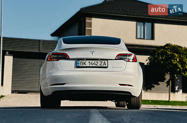 Седан Tesla Model 3 2020 в Ровно