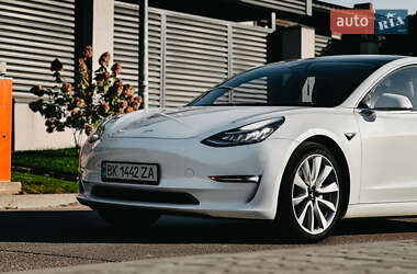 Седан Tesla Model 3 2020 в Ровно