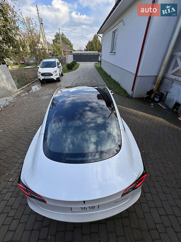 Седан Tesla Model 3 2021 в Нововолинську