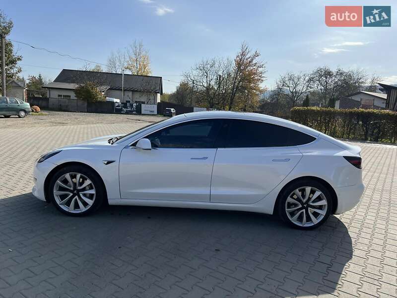 Седан Tesla Model 3 2019 в Косове