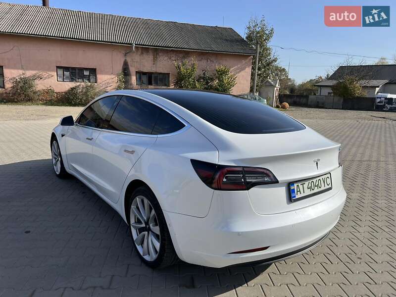 Седан Tesla Model 3 2019 в Косове