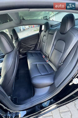 Седан Tesla Model 3 2022 в 