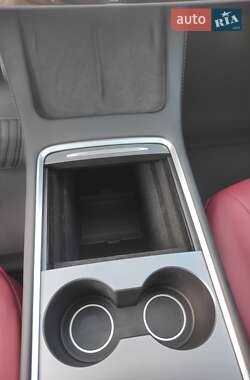 Седан Tesla Model 3 2023 в 