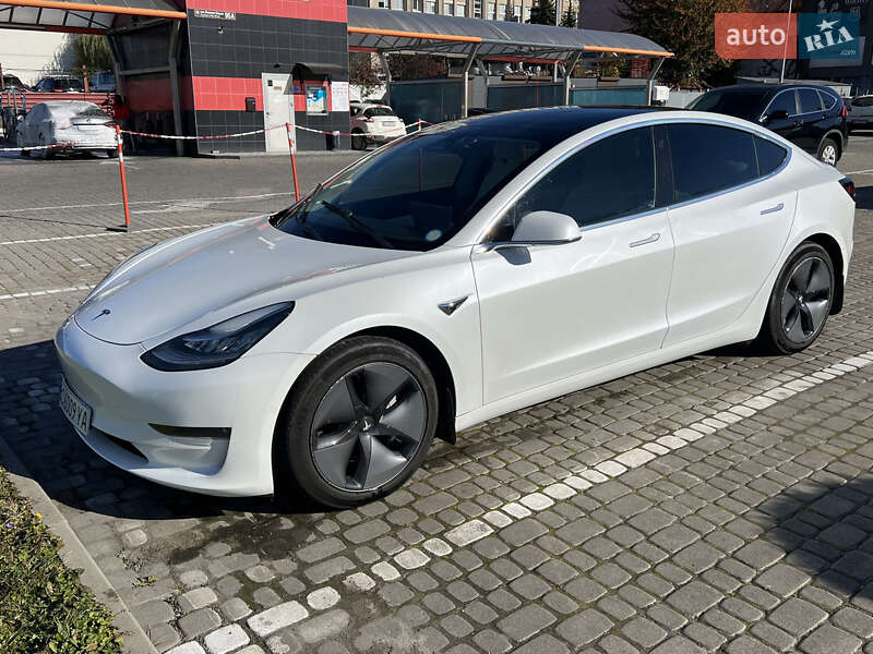 Седан Tesla Model 3 2020 в Львові