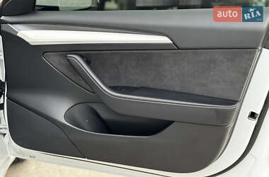Седан Tesla Model 3 2022 в 