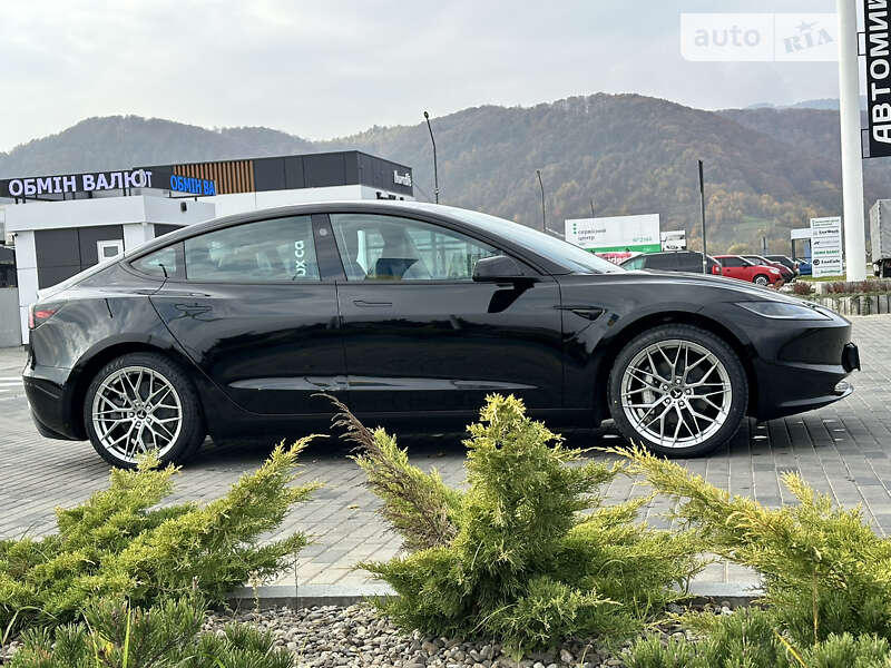 Седан Tesla Model 3 2024 в Хусте