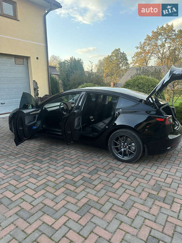 Седан Tesla Model 3 2023 в Калуше