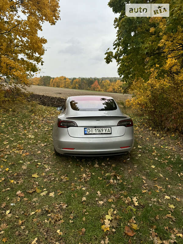 Седан Tesla Model 3 2018 в Томашполі