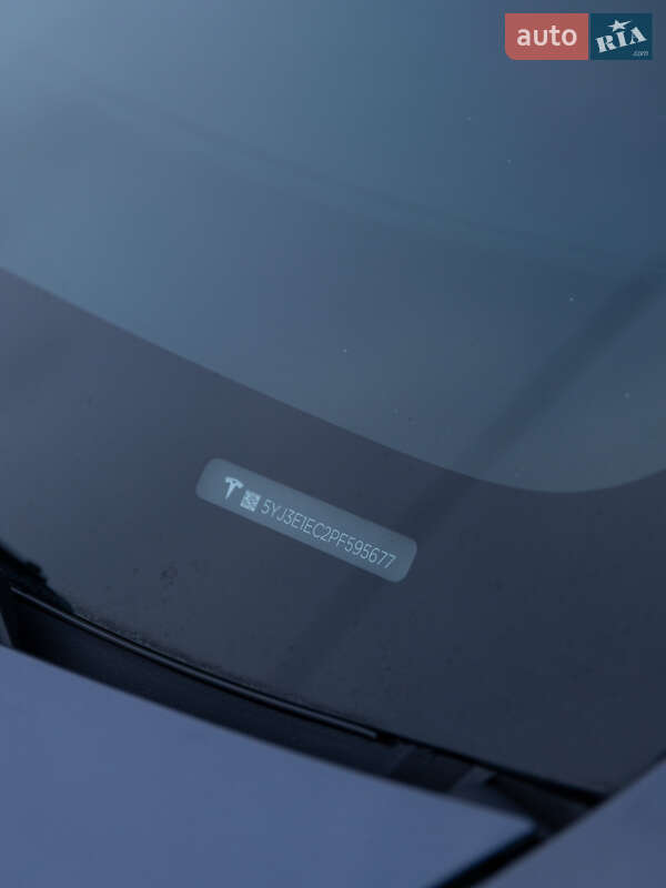 Седан Tesla Model 3 2023 в Ужгороде