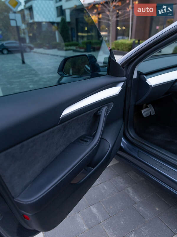 Седан Tesla Model 3 2023 в Ужгороде