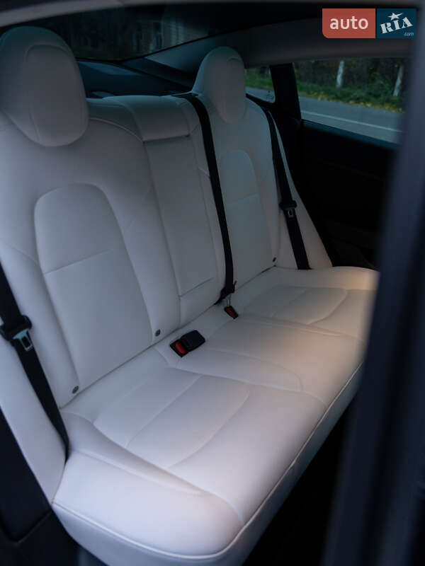 Седан Tesla Model 3 2023 в Ужгороде