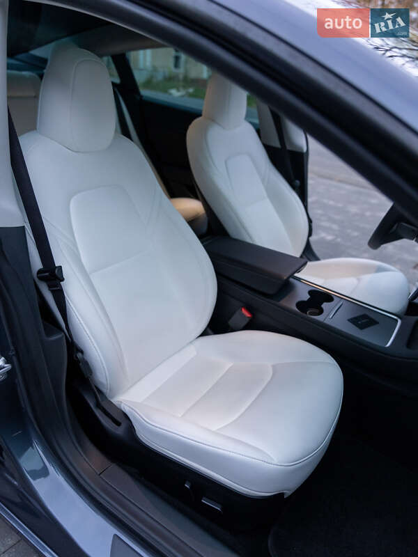 Седан Tesla Model 3 2023 в Ужгороде