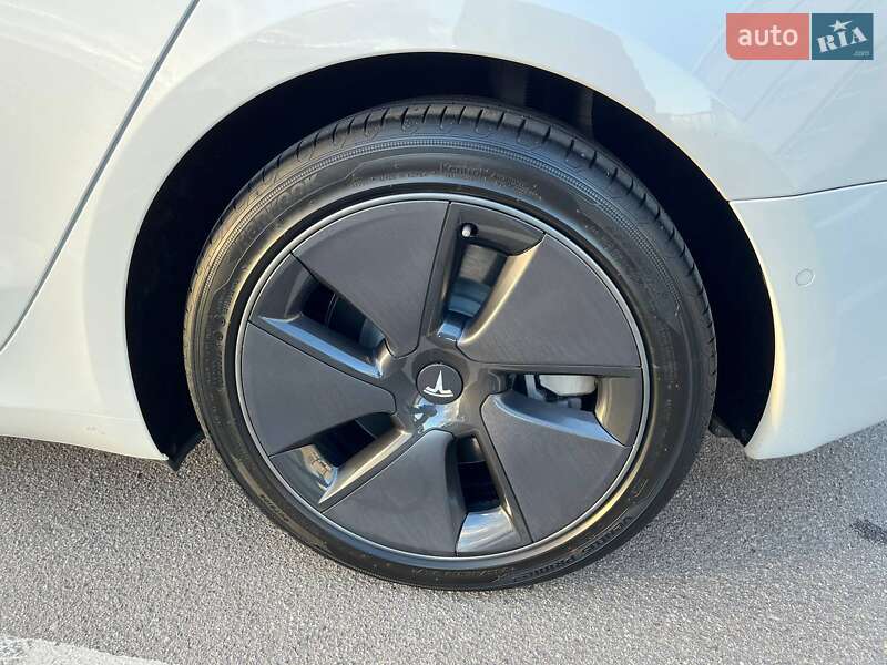 Седан Tesla Model 3 2021 в Виннице
