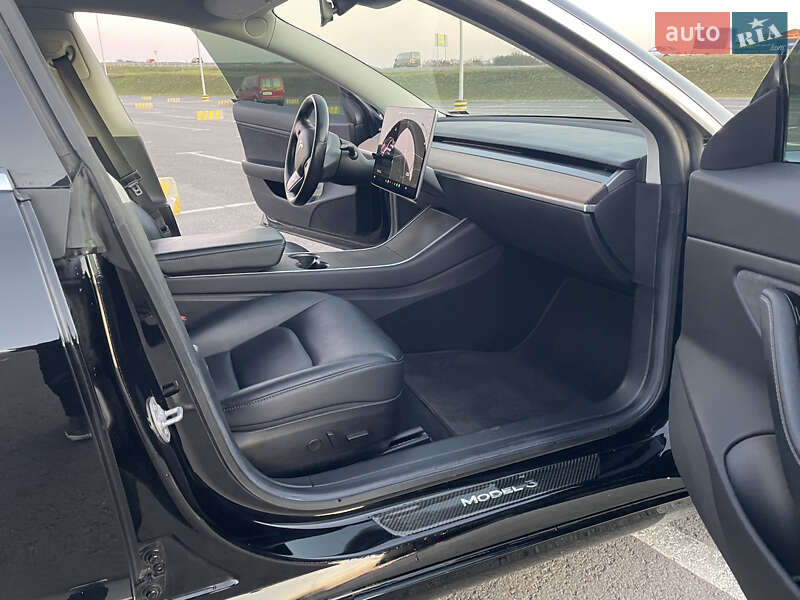 Седан Tesla Model 3 2019 в Львові