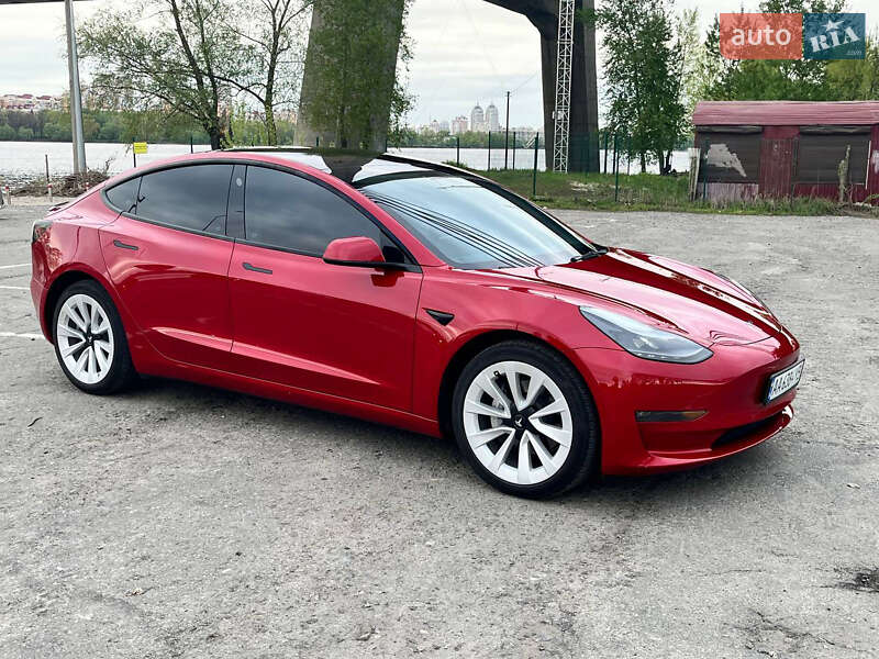 Седан Tesla Model 3 2022 в 