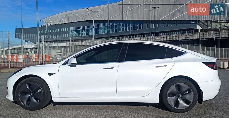 Седан Tesla Model 3 2019 в Львове