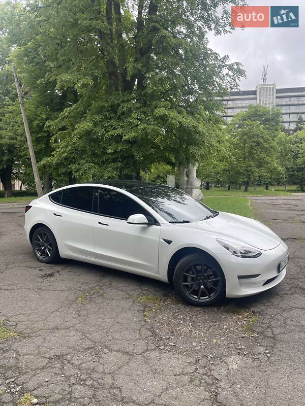 Седан Tesla Model 3 2021 в 