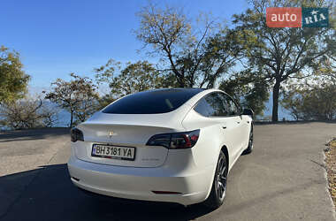 Седан Tesla Model 3 2022 в 
