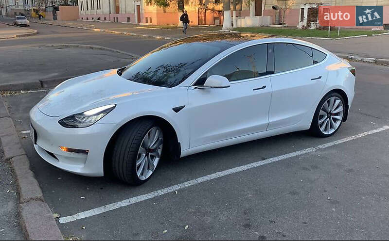 Седан Tesla Model 3 2019 в Львове