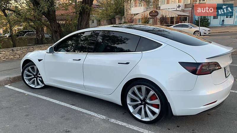 Седан Tesla Model 3 2019 в Львове
