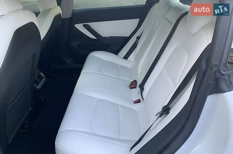 Седан Tesla Model 3 2019 в Львове