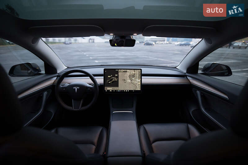 Седан Tesla Model 3 2023 в Ужгороде