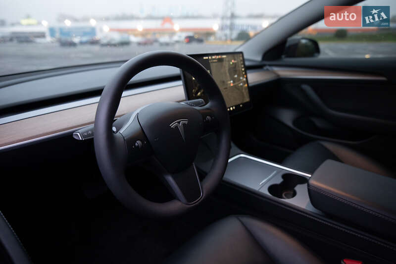 Седан Tesla Model 3 2023 в Ужгороде
