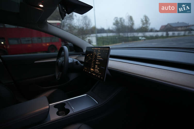 Седан Tesla Model 3 2023 в Ужгороде