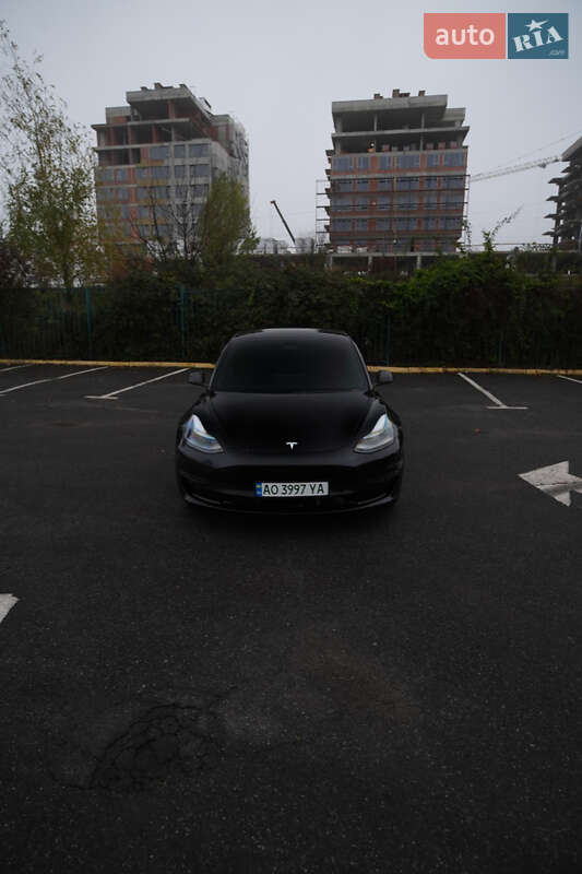 Седан Tesla Model 3 2023 в Ужгороде