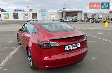 Седан Tesla Model 3 2022 в 