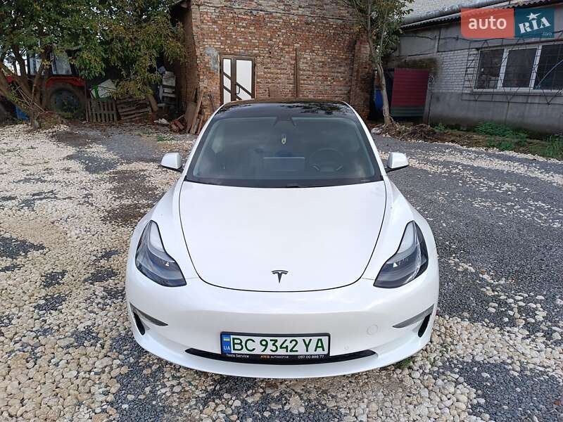 Седан Tesla Model 3 2021 в Львове
