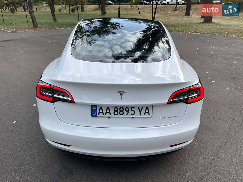 Седан Tesla Model 3 2022 в Львове