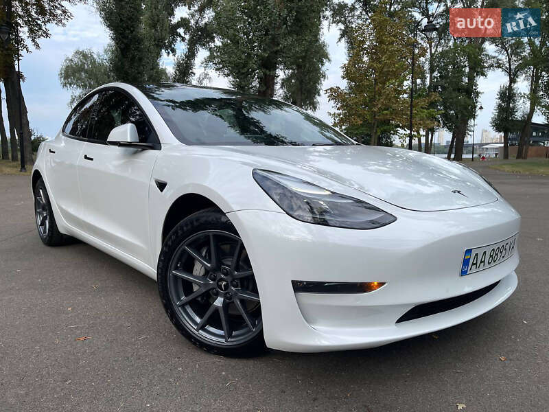 Седан Tesla Model 3 2022 в Львове