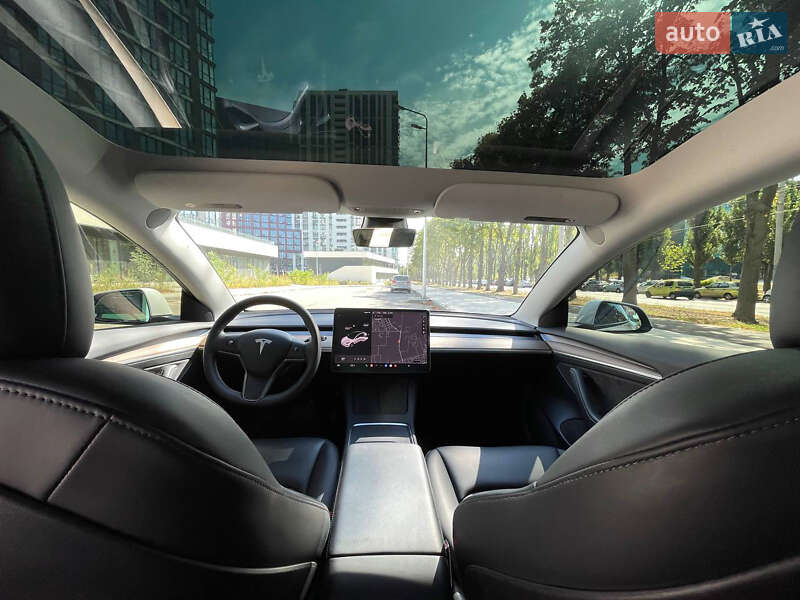 Седан Tesla Model 3 2022 в Львове